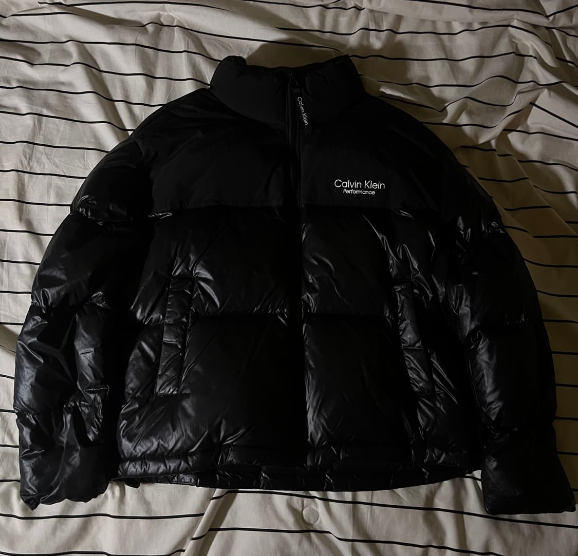 S(90) 캘빈클라인 퍼포먼스 덕다운 숏패딩 — 광택 블랙, 숏오버핏 감 상품이미지1