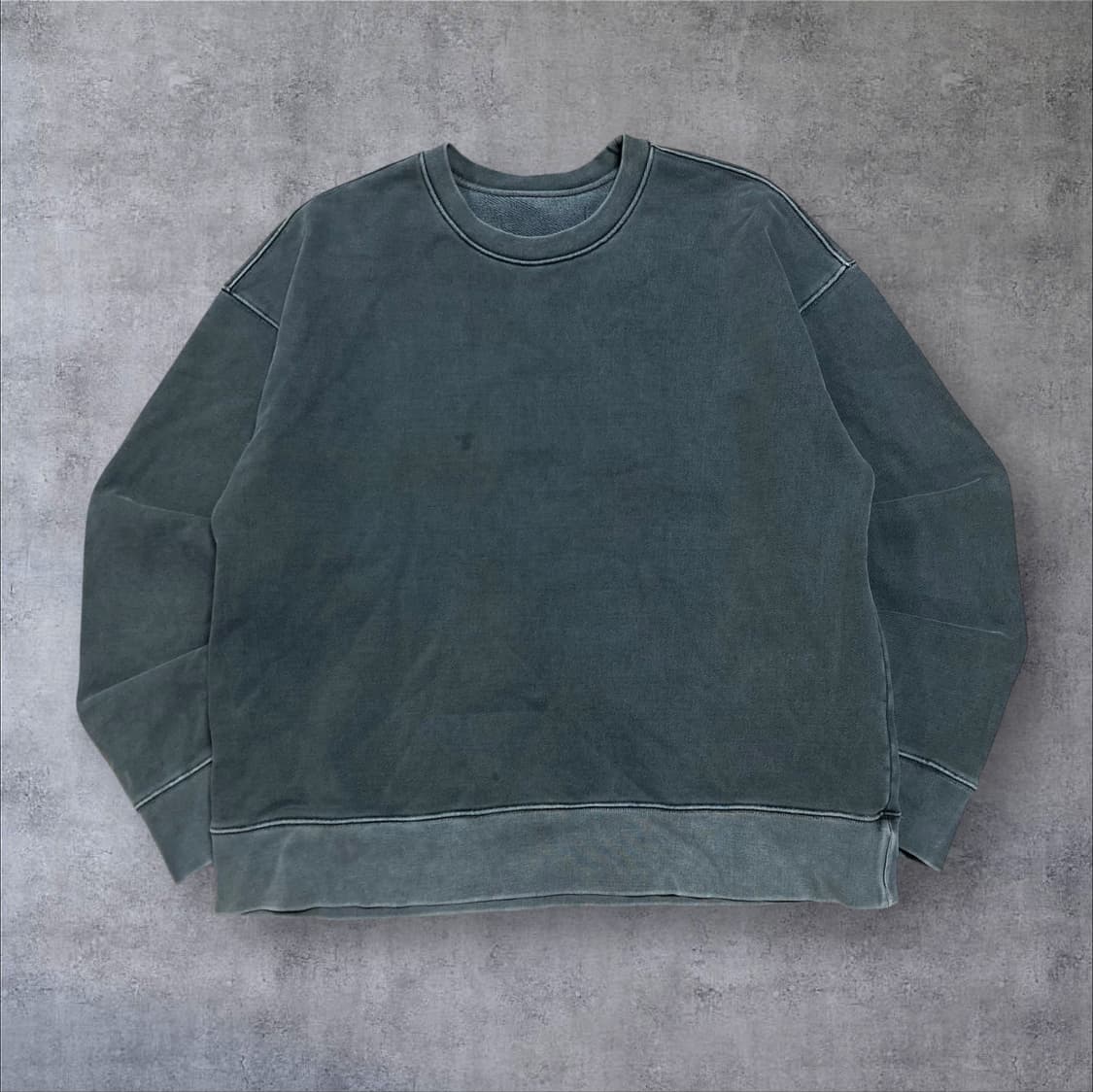 어텐션로우 피그먼트 차콜 미니멀 맨투맨 상품이미지1