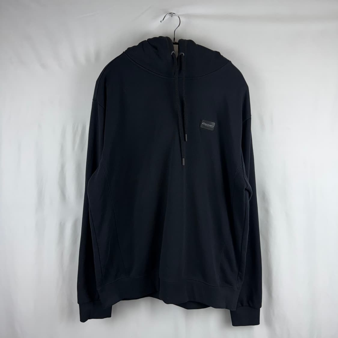 (105) 디스커버리 스몰로고 후드 티 블랙 상품이미지2