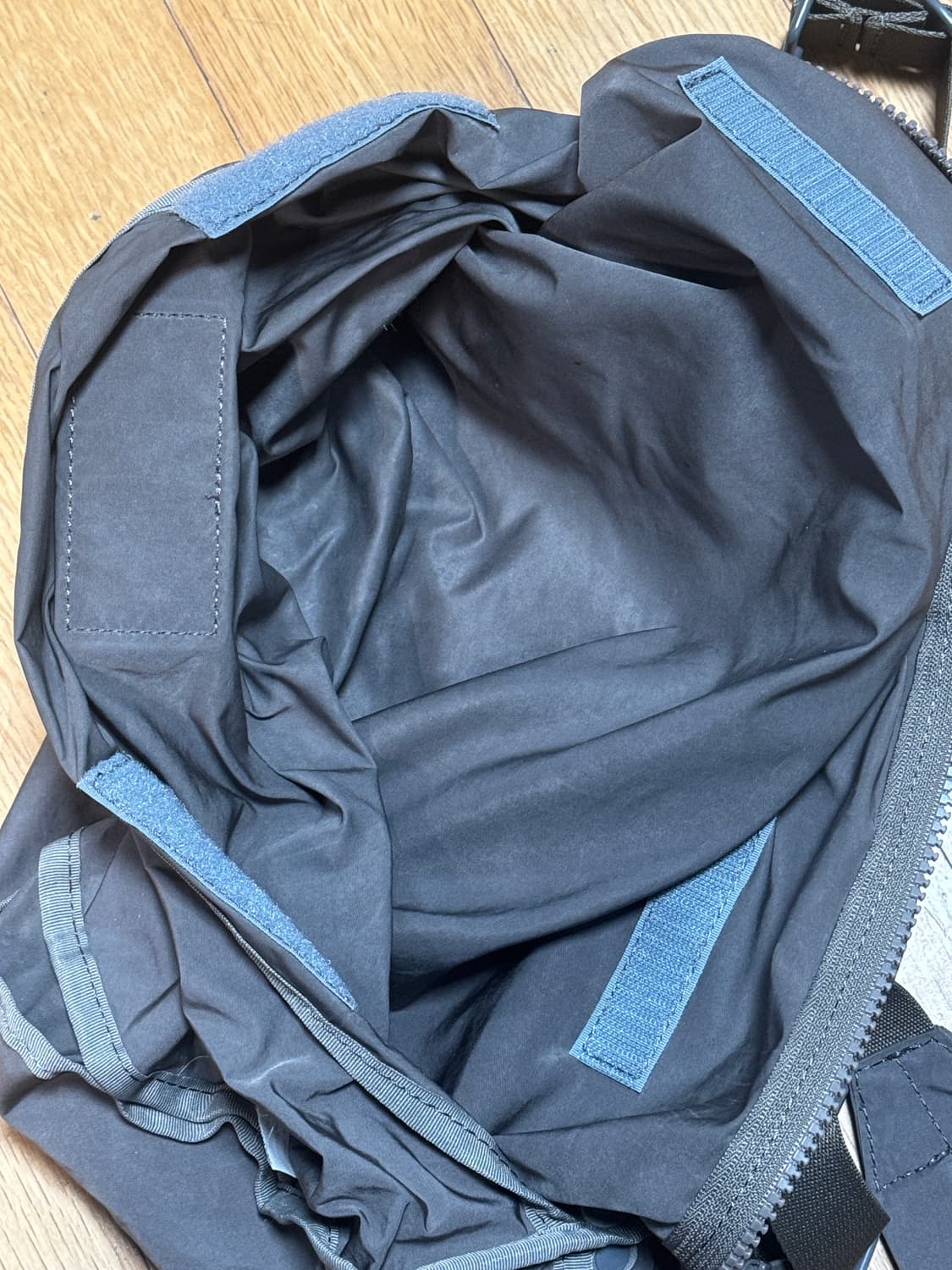 아미아칼바 크로스백 그레이 팝니다 상품이미지6