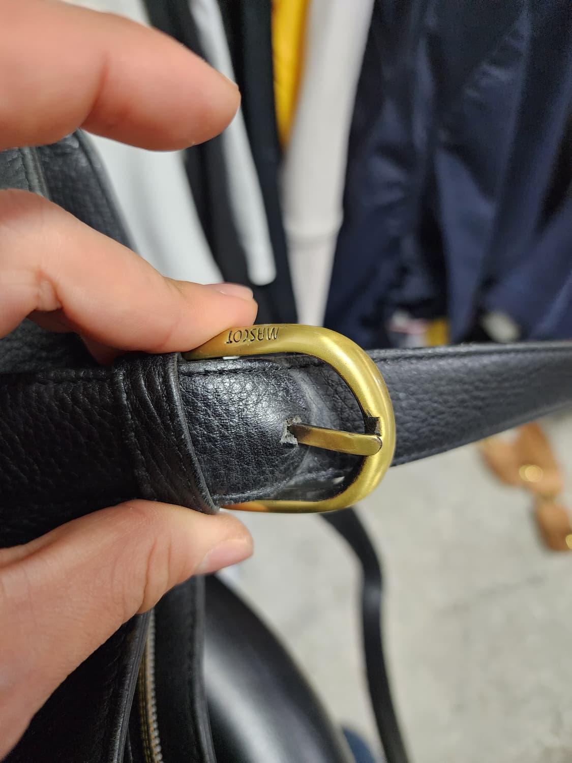 MOSCOT 모스콧 리얼레더 금장버클 숄더백 상품이미지4