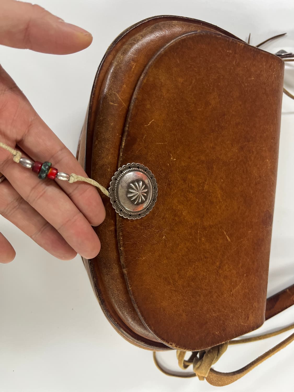 고로스 새들레더 네츄럴 인디언콘초 크로스 버킷백 상품이미지1