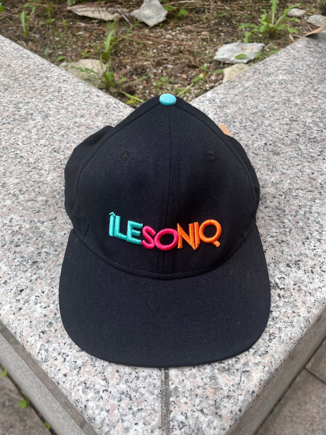 Ilesoniq 빈티지 레터링 자수 스냅백 캡 상품이미지1