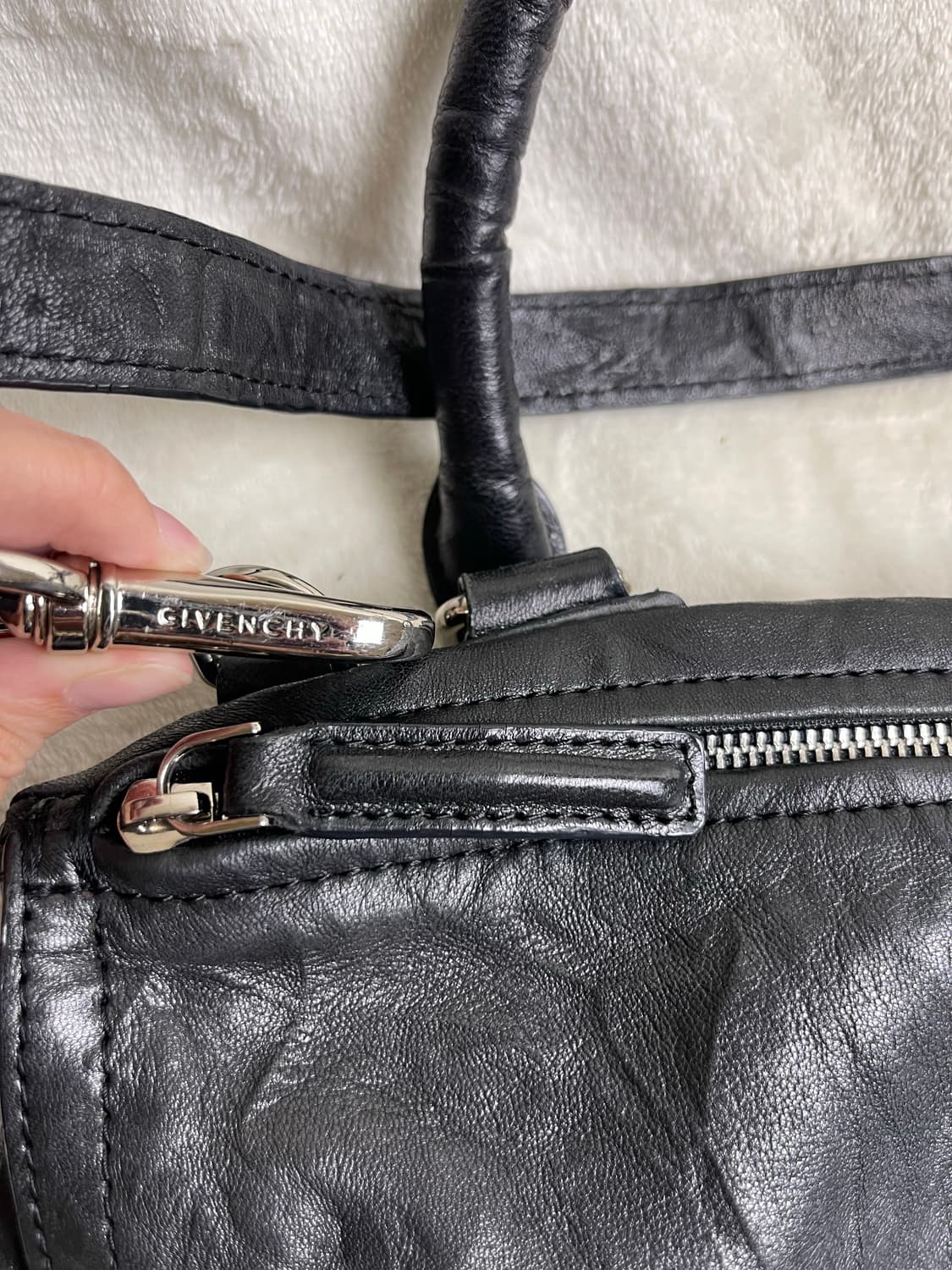 지방시 판도라 미디움 블랙 링클 레더 숄더백 상품이미지4