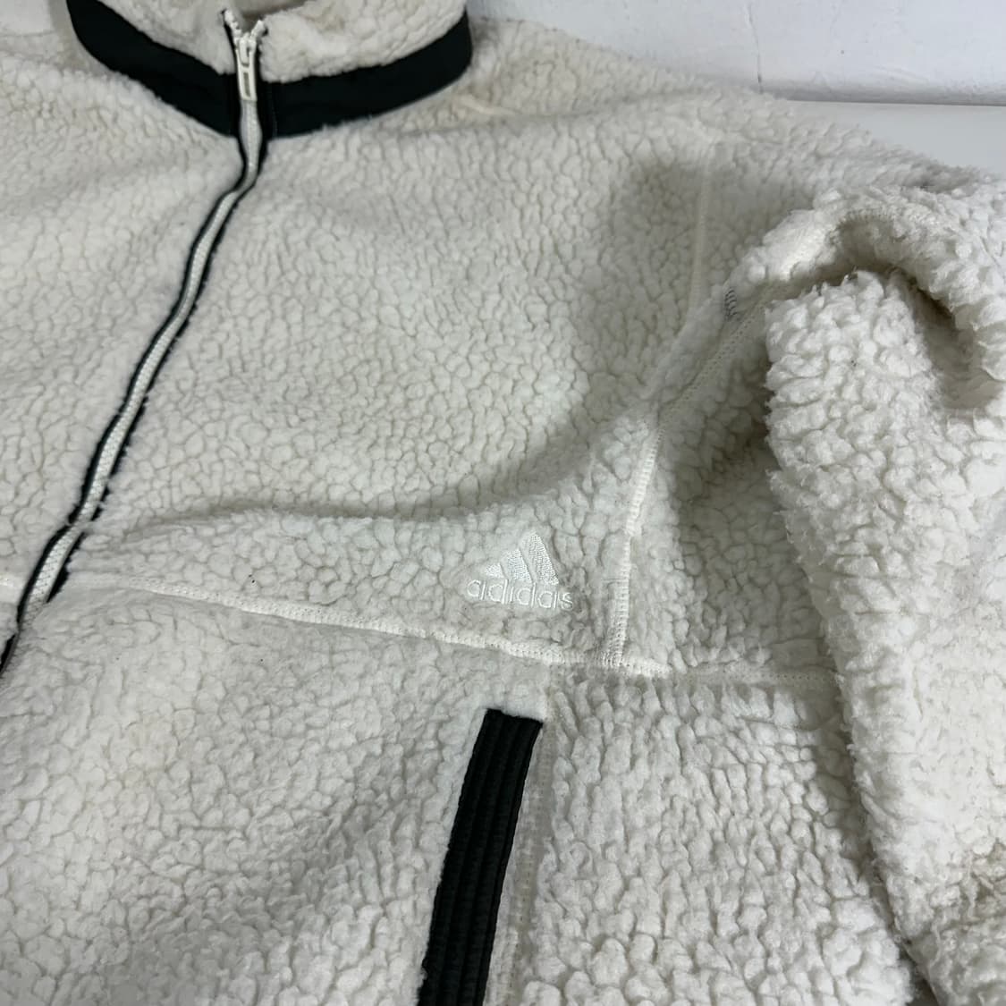 L 아디다스 화이트 백로고 뽀글이 후리스 상품이미지4