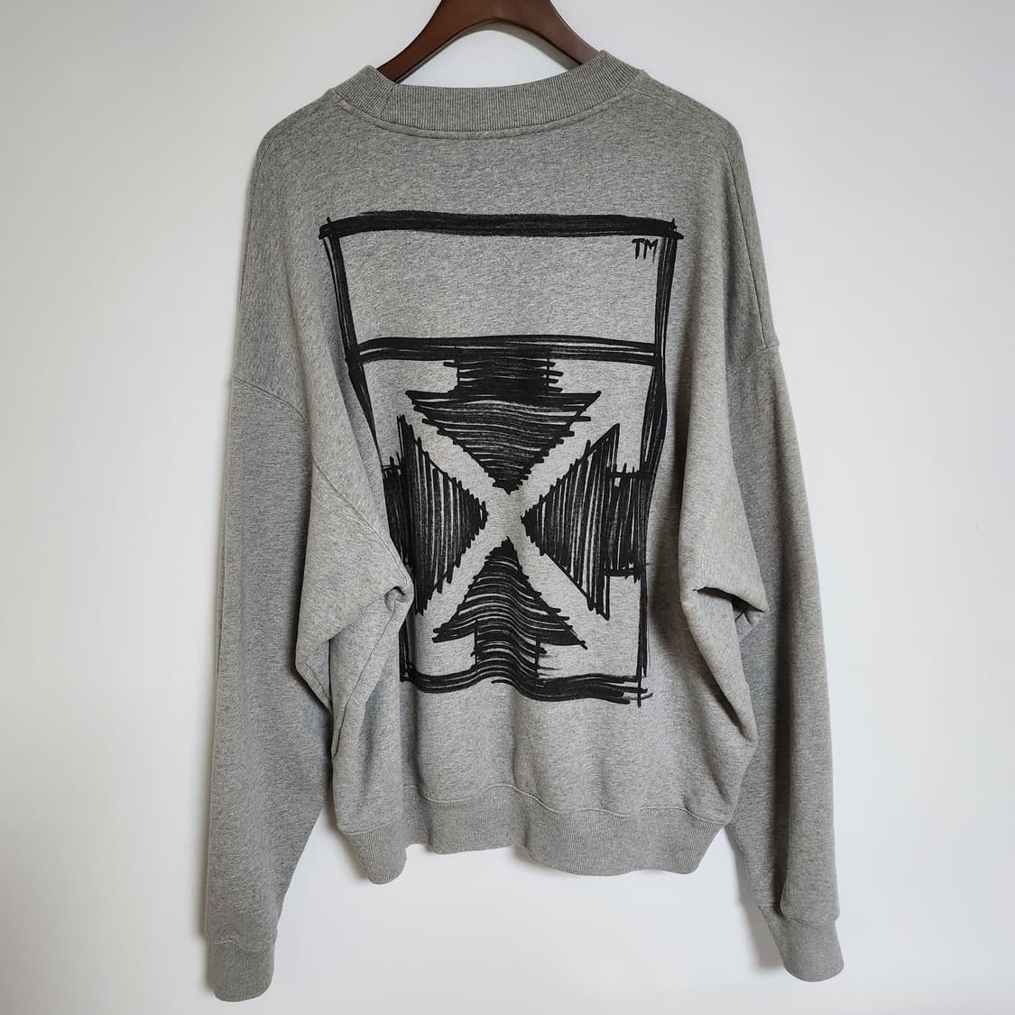 [L] 오프화이트 그레이 마커 애로우 맨투맨 상품이미지1