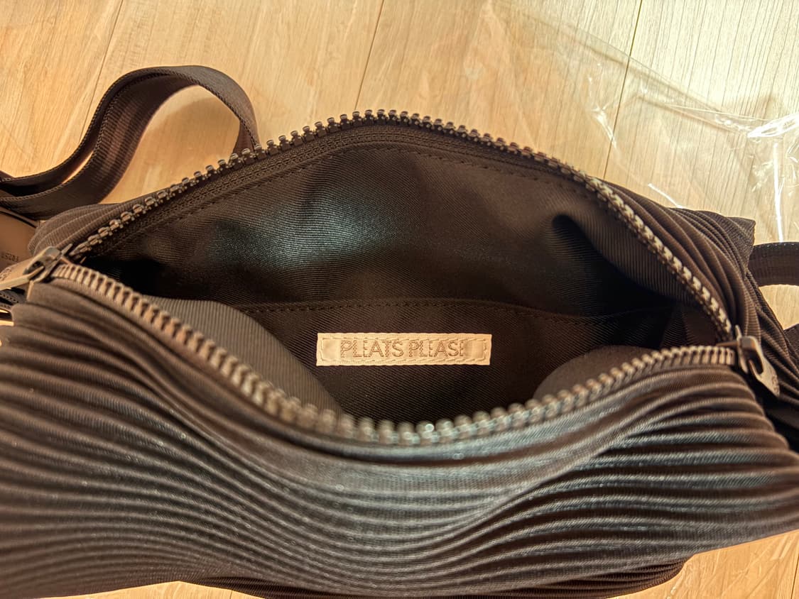 플리츠플리즈 Bias Pleats 웨이스트백 블랙판매합니다. 상품이미지4