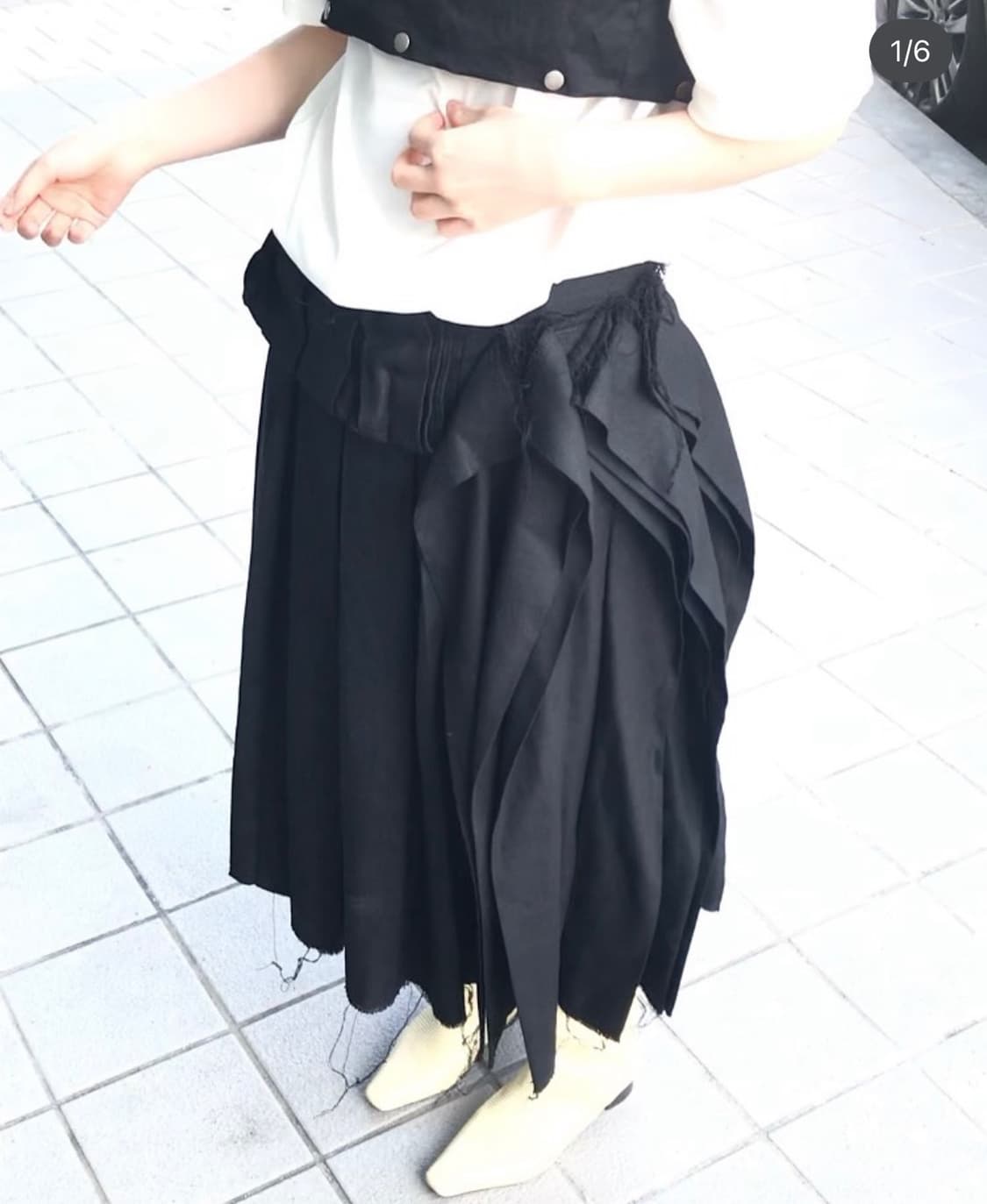 에옹쓰 2025 Offbeat pleats skirt -black 상품이미지1