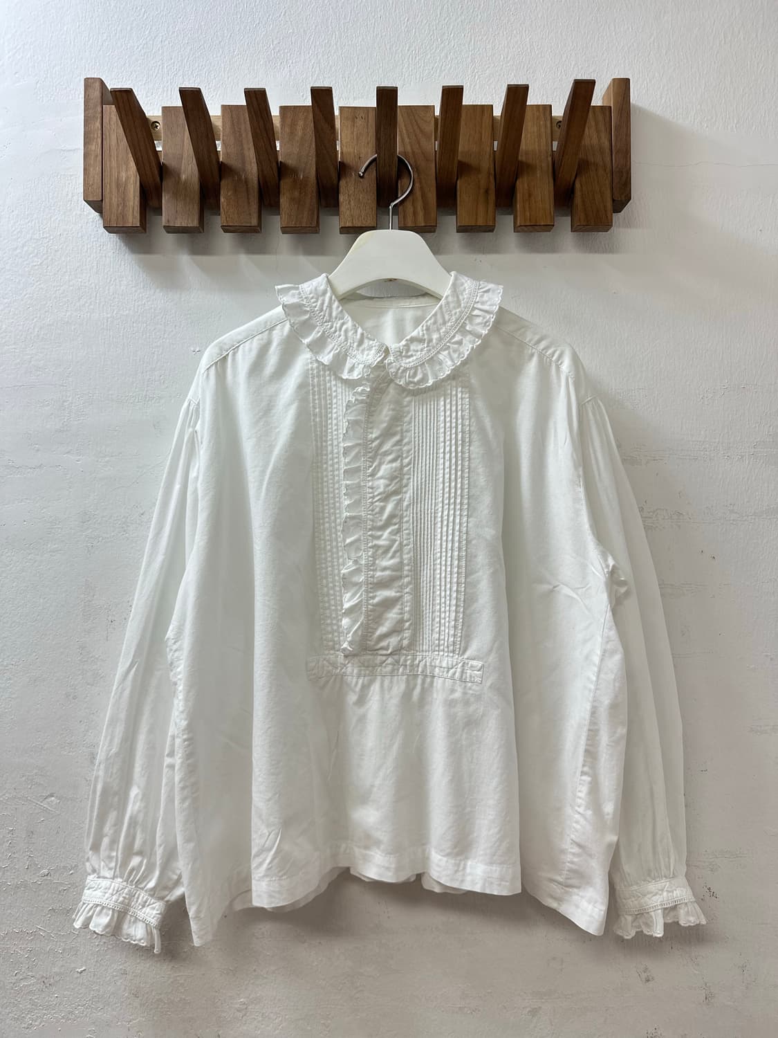 Pink House 핑크하우스 둥근카라프릴 핀턱 레이스 퍼프소매블라우스 상품이미지1