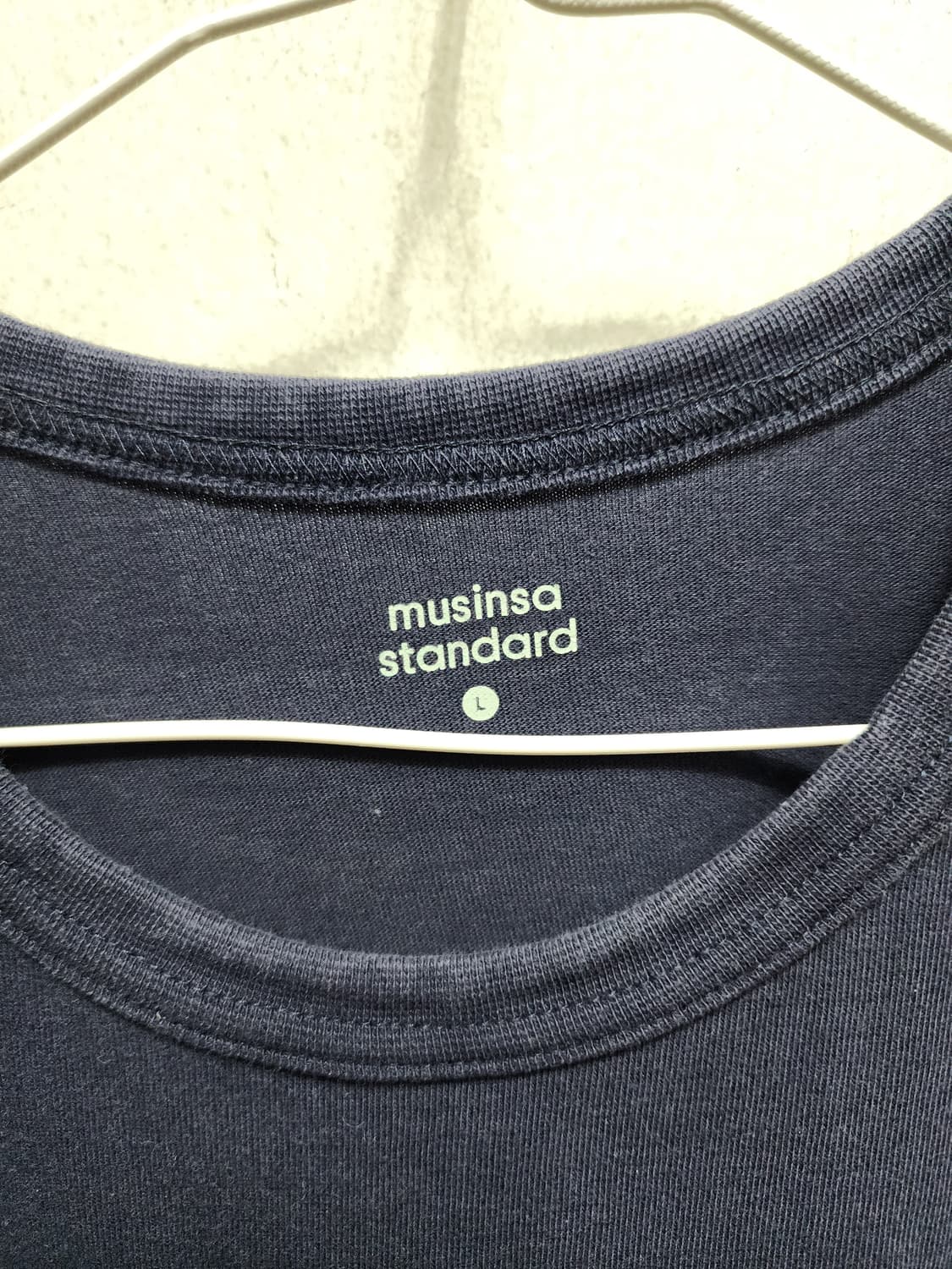 무신사 스탠다드 네이비 반팔 티셔츠  상품이미지3