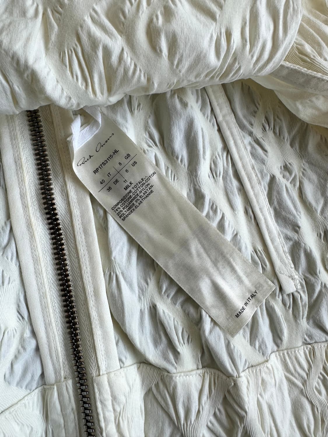 릭오웬스 밀크 크링클 백지퍼 슬리브리스 탑 상품이미지6