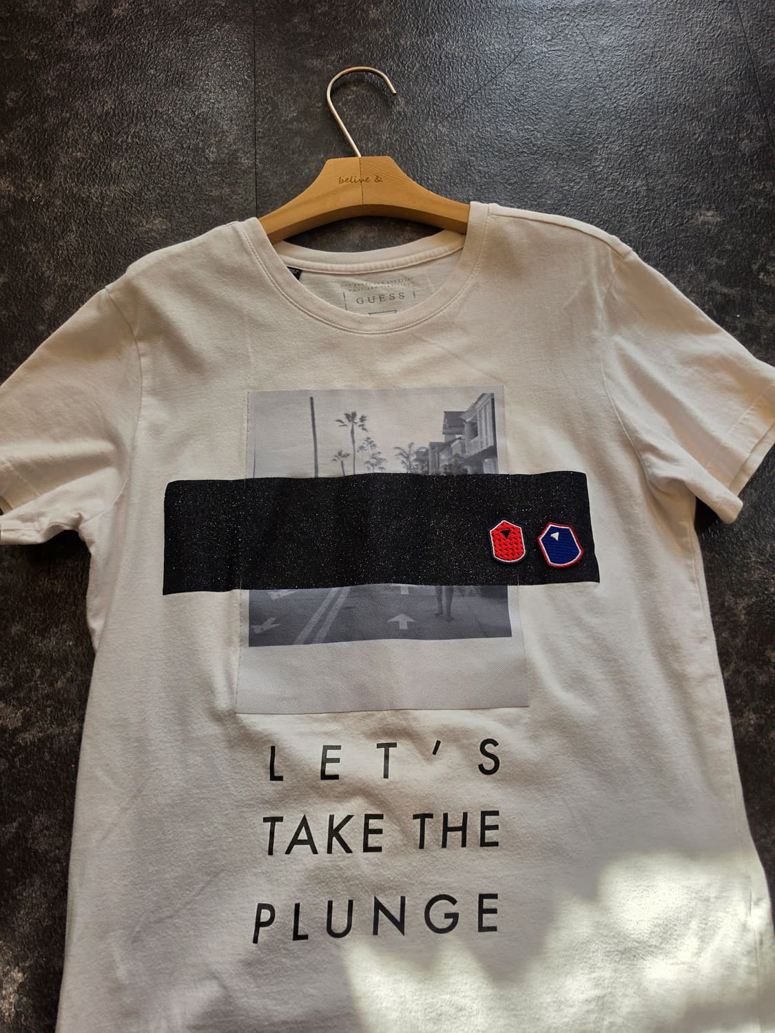 게스(GUESS) 화이트 그래픽 반팔 티셔츠 -M 상품이미지2