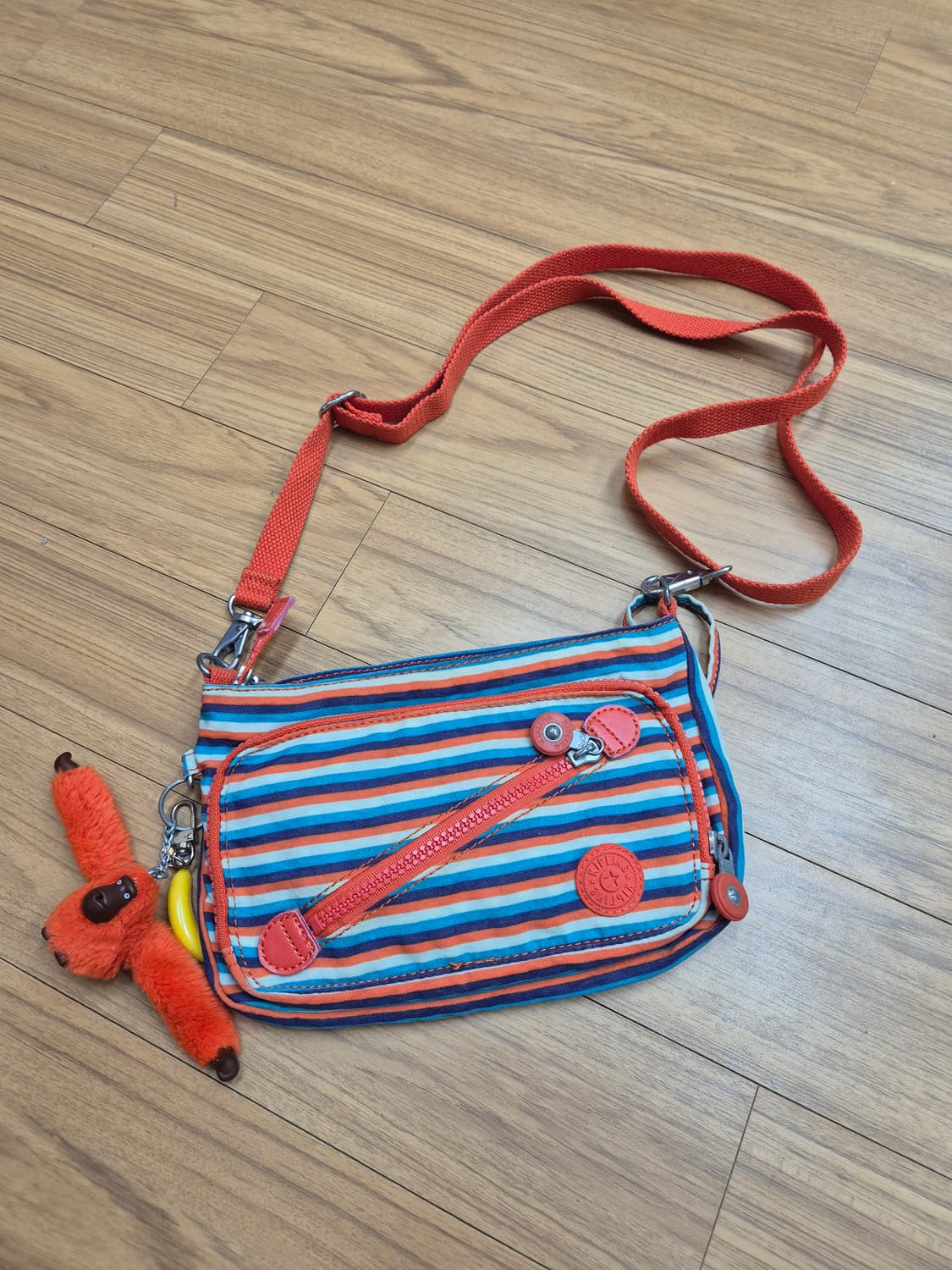 키플링 크로스백 판매합니다. 스트라이프 패턴이 들어가 있어 캐주얼하게 착 상품이미지1