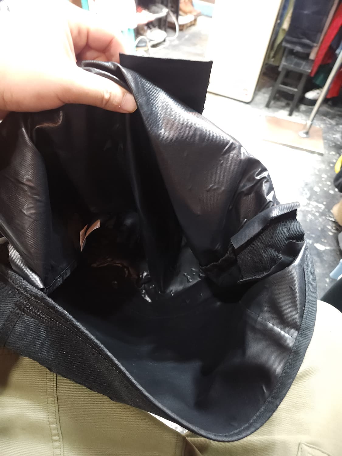 칼하트 블랙 메신저 백
​
 상품이미지4