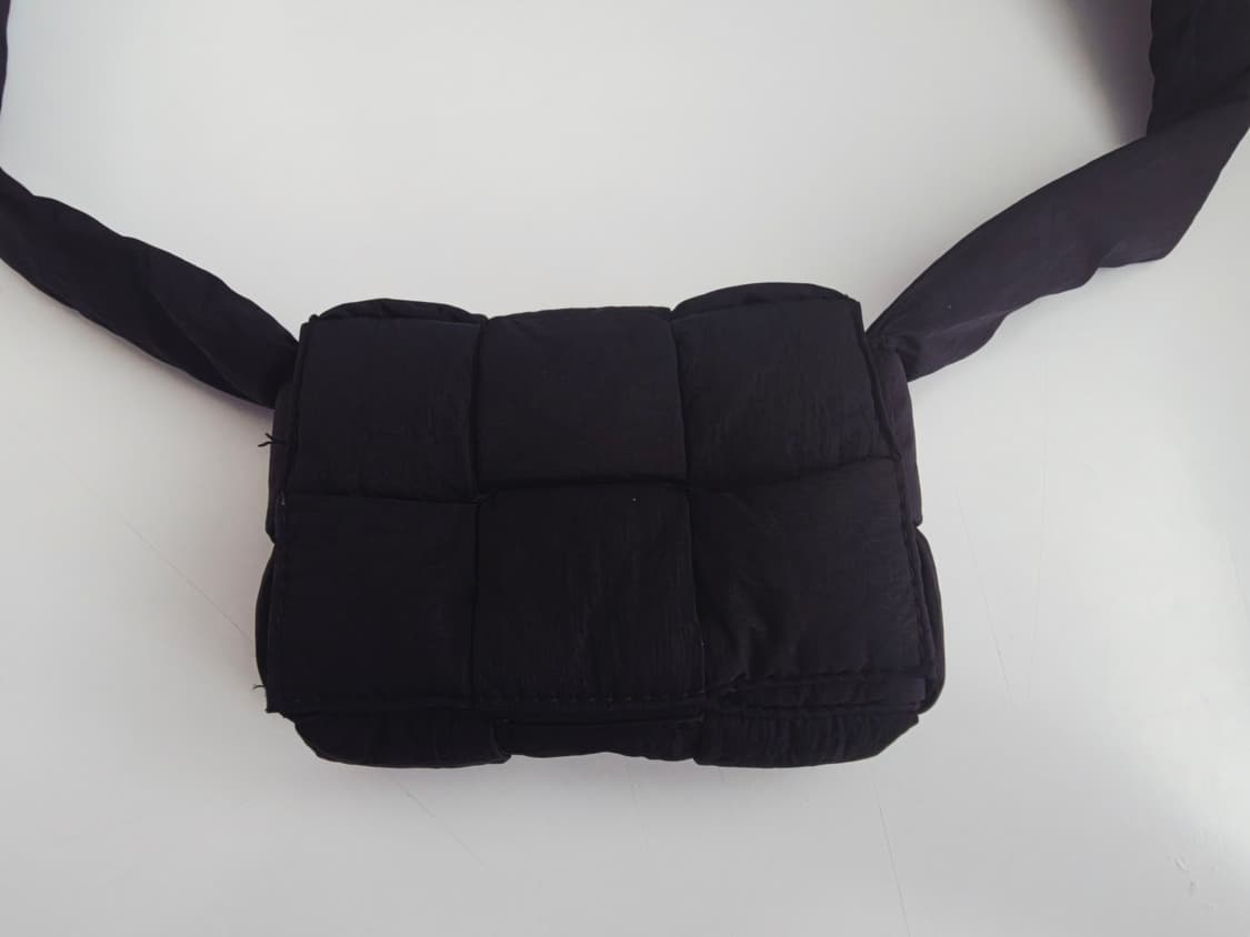 보테가 베네타 패딩 카세트백 미니 (상태 매우좋음) 상품이미지4