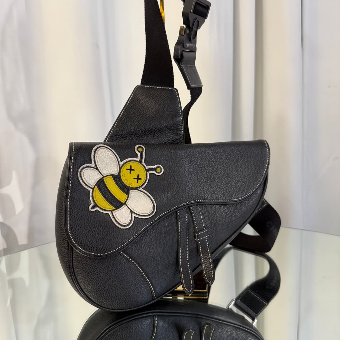 디올X카우스 꿀벌 카프스킨 새들백 크로스백 상품이미지2