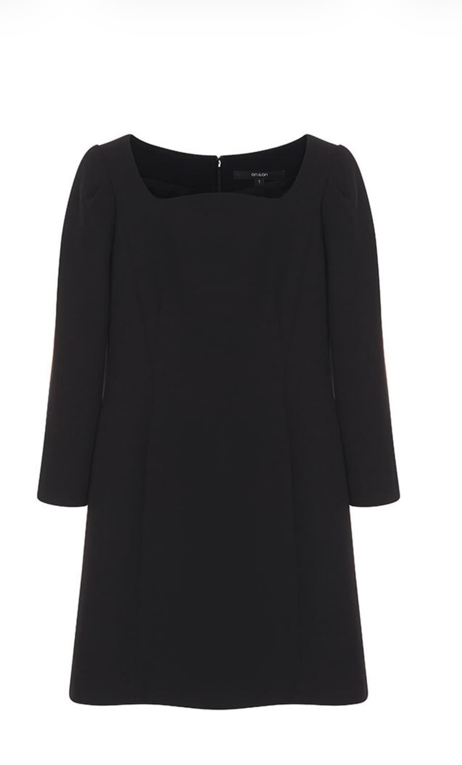 온앤온 커브드넥 블랙 원피스 상품이미지1