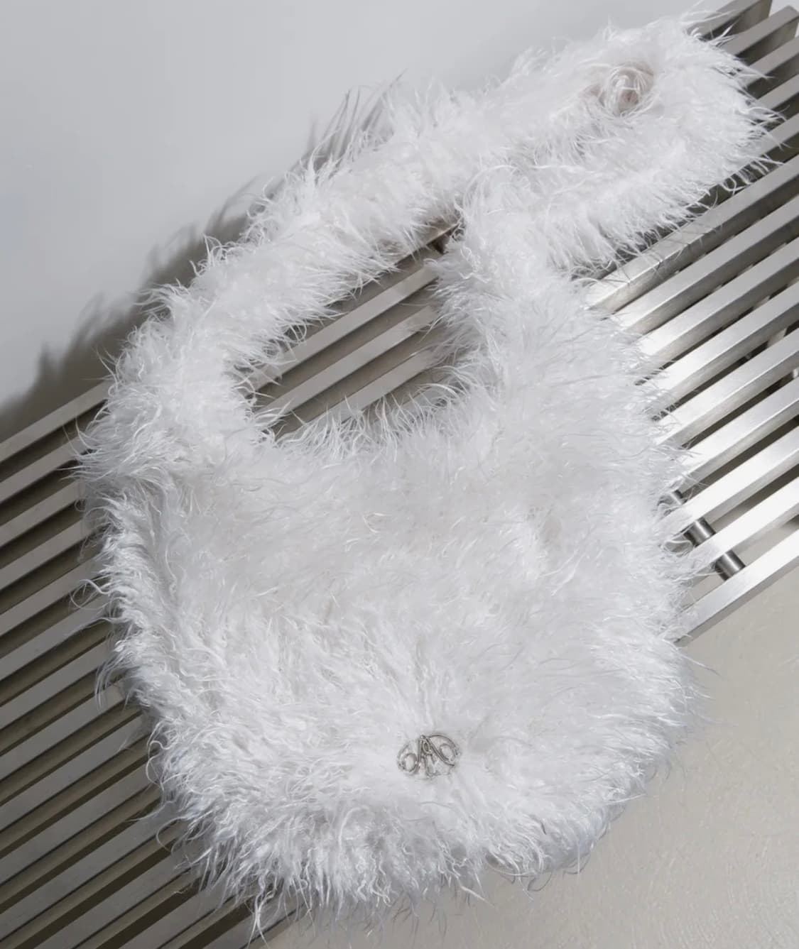 리끌로우 RC PLUSH FUAX FUR BAG WHITE 퍼 가방 상품이미지3