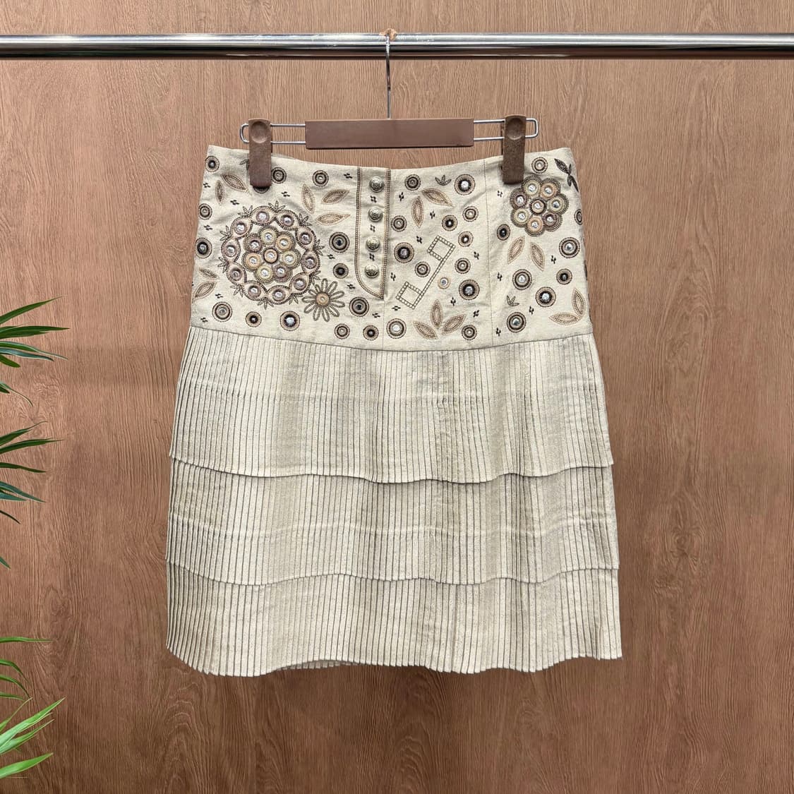 크리스찬 디올 미디 스커트 자수 아트워크 미러 장식 플리츠 디테일 베이지 상품이미지1