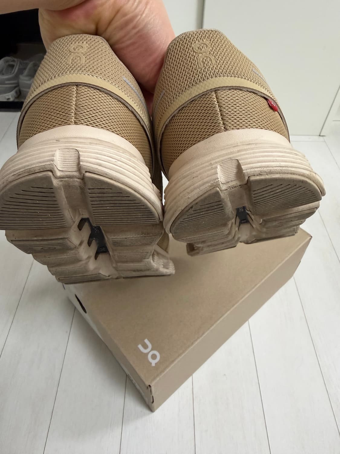 온러닝 온 클라우드 6 280 사이즈  실물 진짜 고급스러운 베이지입니다 상품이미지2