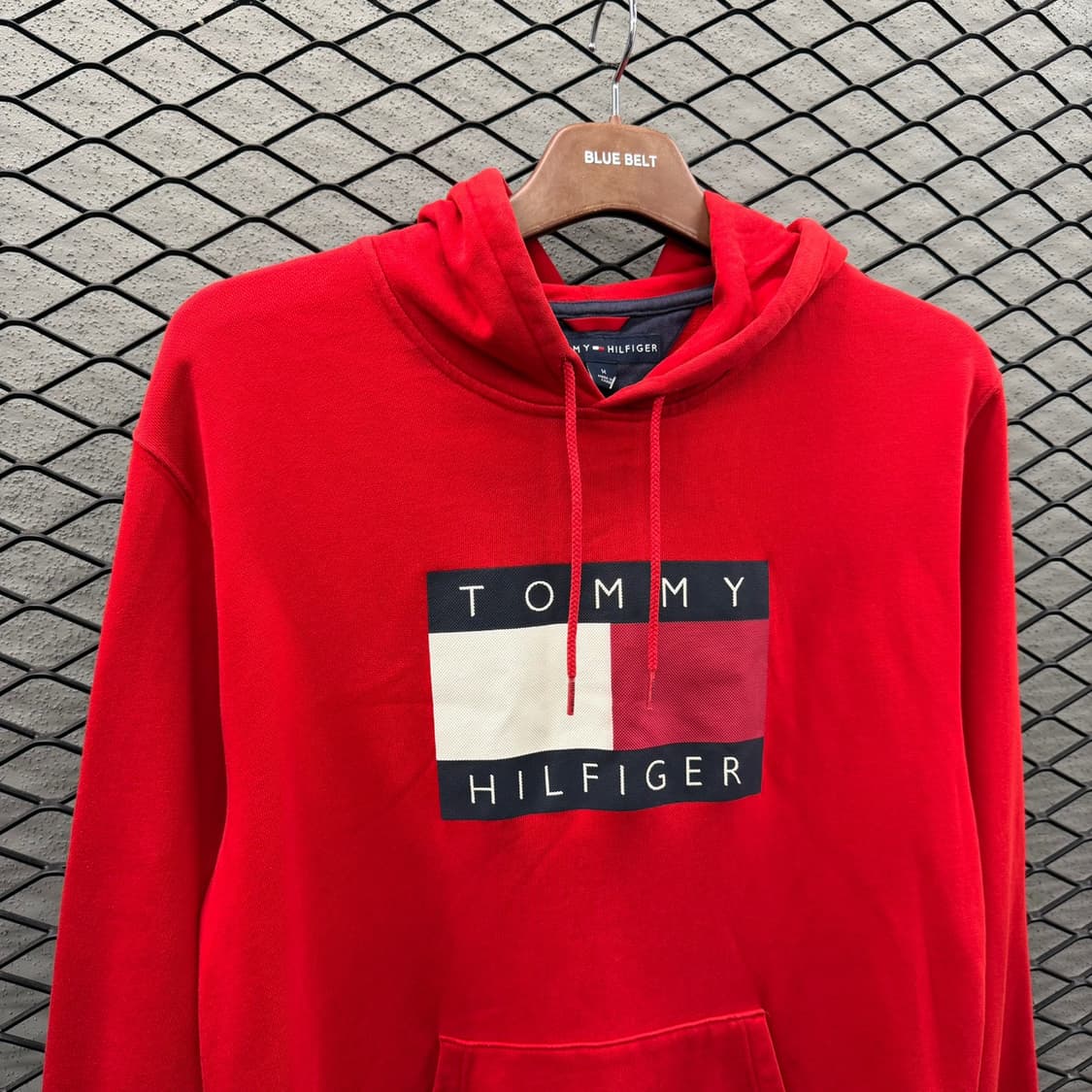 타미힐피거 빅로고 후드티 비비드컬러 엠보싱 프린팅 디테일 레드 상품이미지3