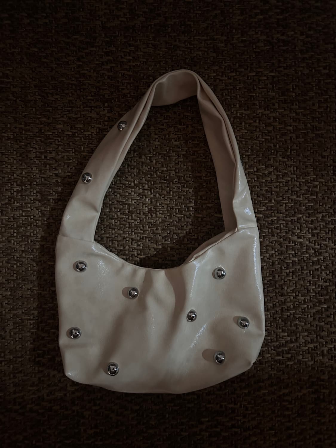 아이보리 스터드 숄더백 상품이미지1