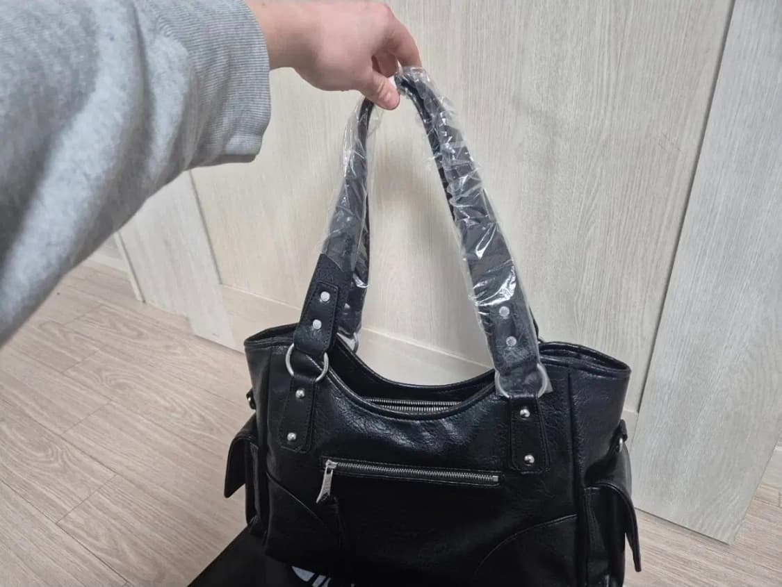 새상품 이우가마카라스 스터드 레더 숄더백 상품이미지4