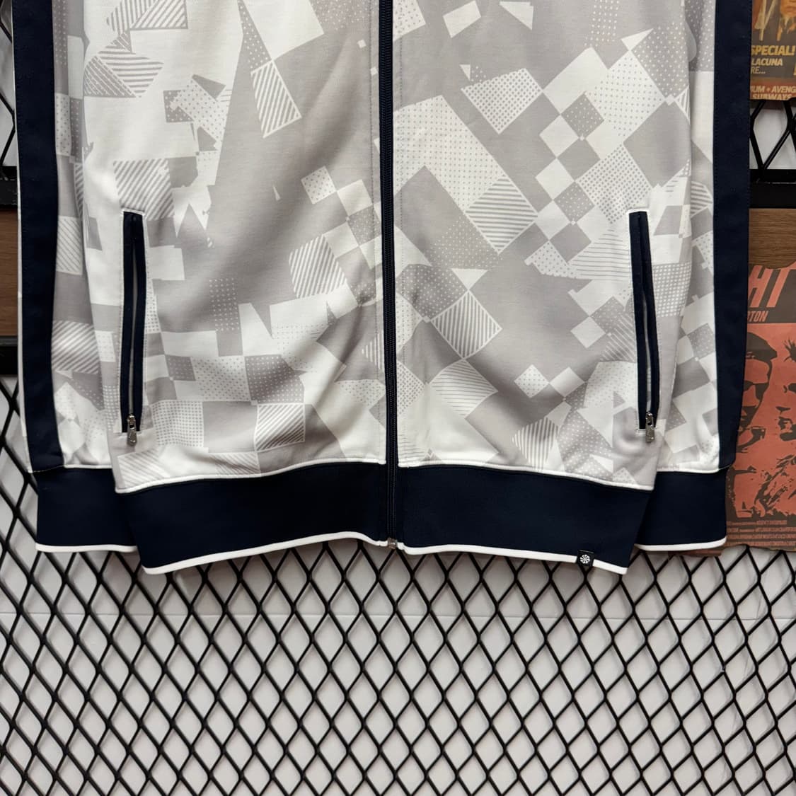 나이키 트랙자켓 전후면 픽셀 그래픽 패턴 디테일 화이트 네이비 상품이미지4