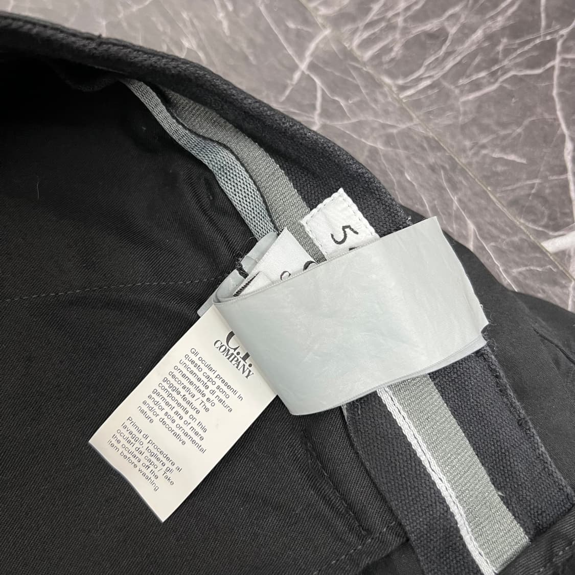 C.P COMPANY 렌즈 테크니컬 지퍼 하프팬츠 상품이미지9