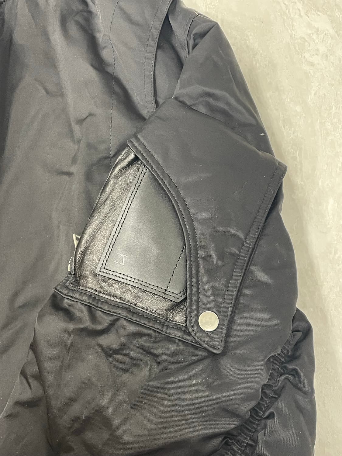 지오송지오 시그니처 레더 포켓 투웨이 디테일 항공 점퍼 상품이미지8