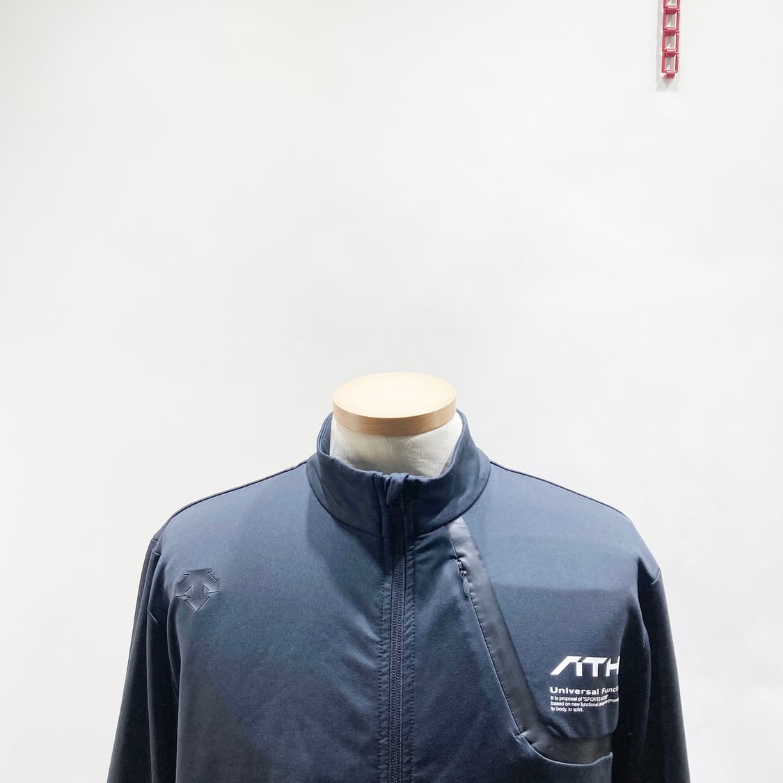 데상트 남성트레이닝집업 블랙 춘추 100 상품이미지2