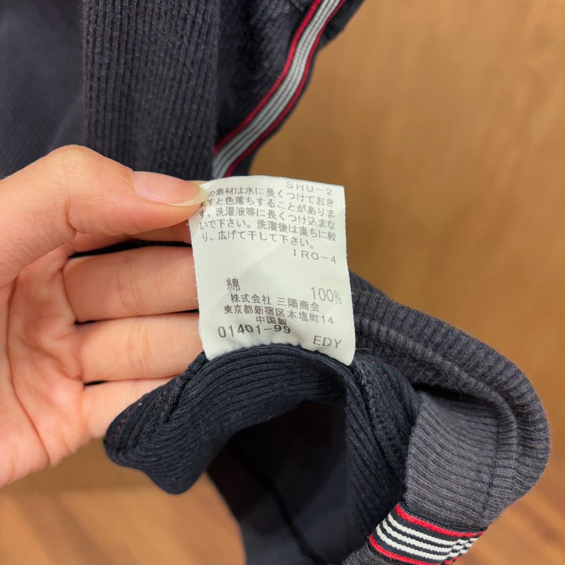 버버리 블루라벨 슬리브리스 탑 하프 버튼업 레드 기마상 로고 자수 차콜 상품이미지9