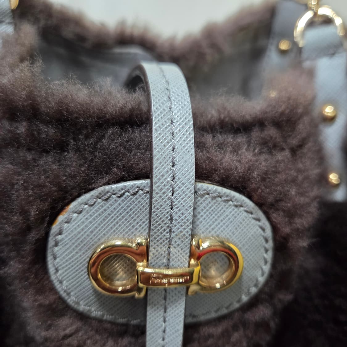 페라가모 무스탕 시어링 토트앤 숄더 상품이미지2