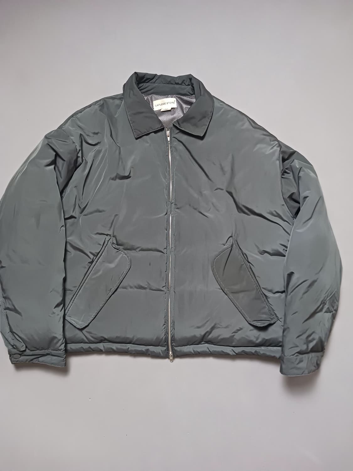 [L] 라퍼지스토어 덕다운 미니멀 블루종 푸퍼 패딩 차콜 상품이미지1