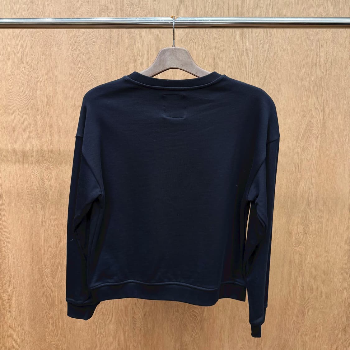 아르마니 익스체인지 맨투맨 아이콘 로고 스터드 라인 스톤 디테일 블랙 상품이미지3