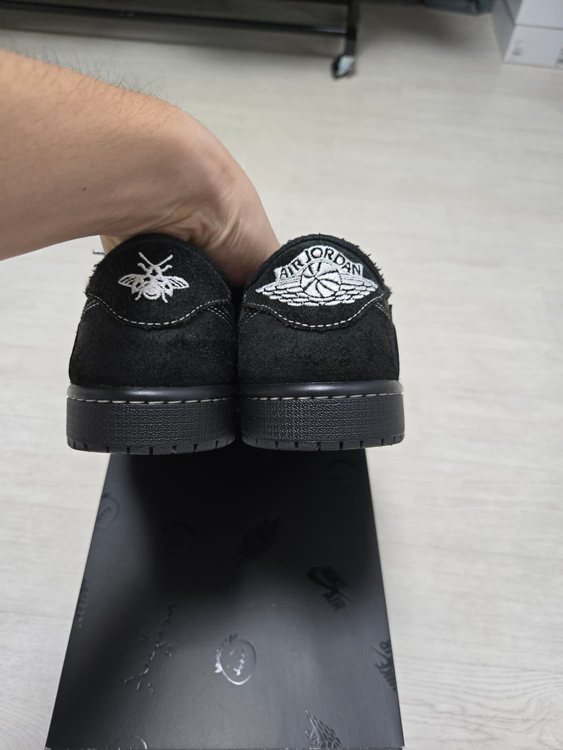 트래비스 스캇 블랙팬텀 255사이즈팝니다 상품이미지4