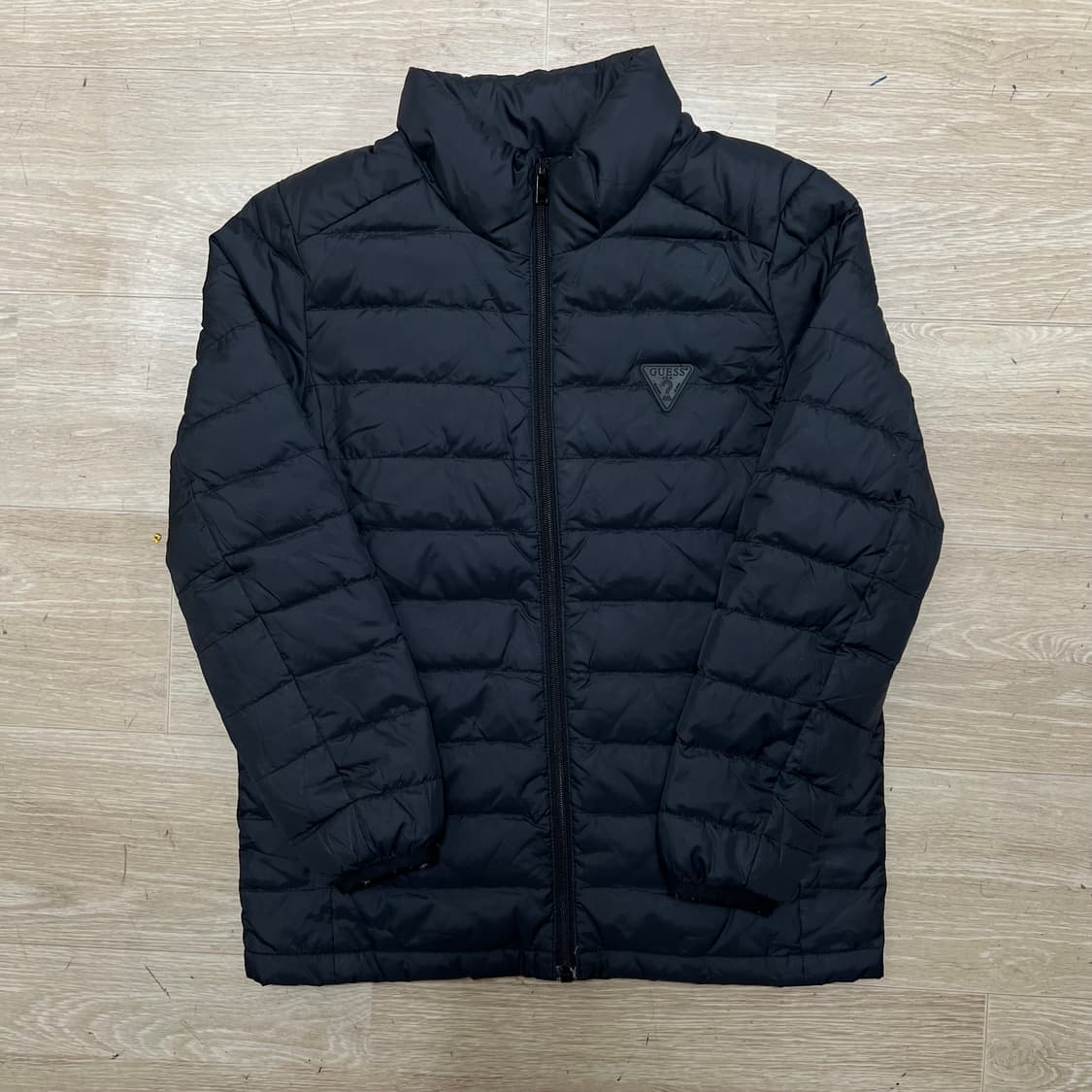 게스 키즈 구스다운 와펜 스탠드넥 경량패딩 점퍼 [블랙] 130 상품이미지1