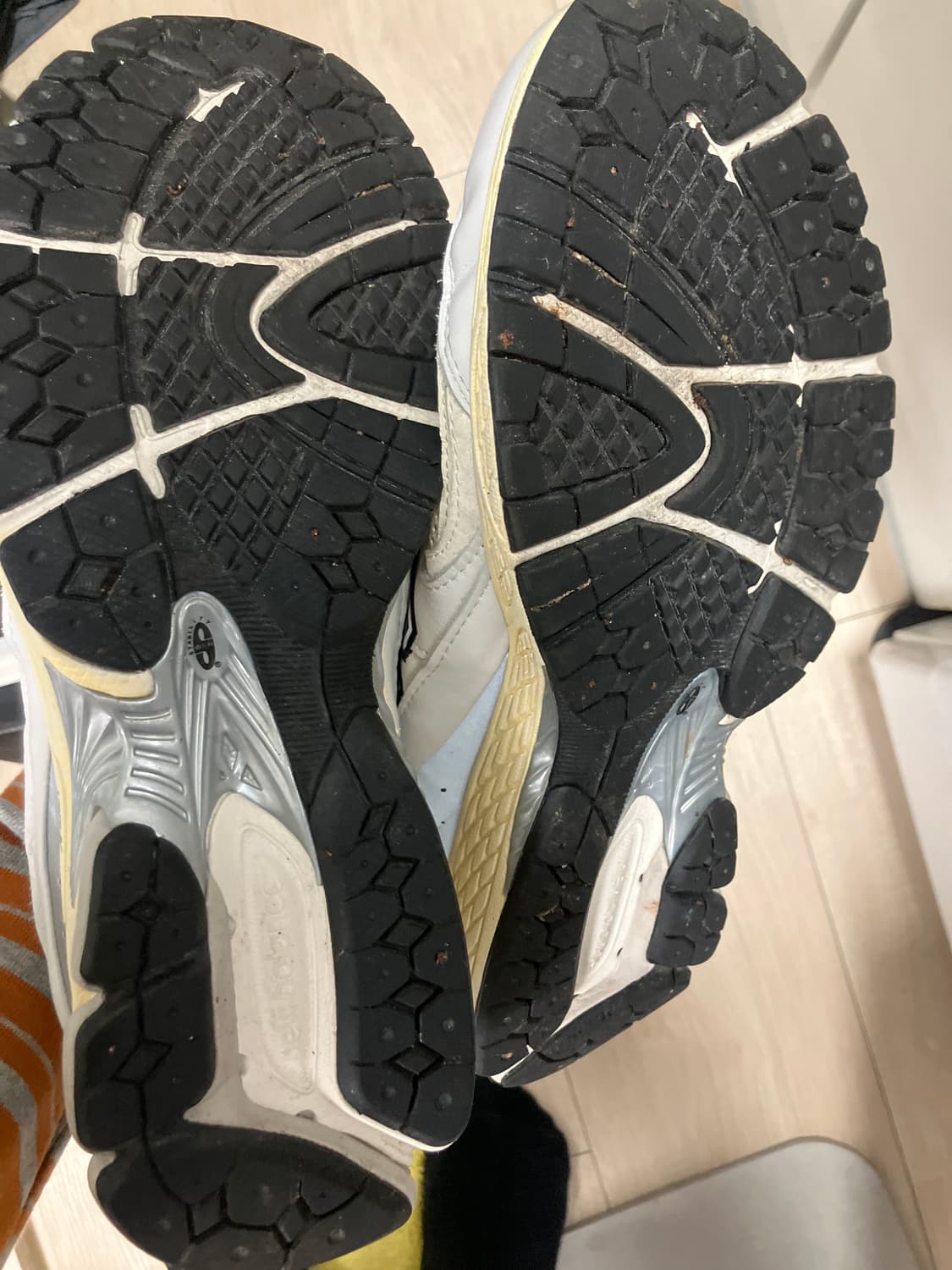 뉴발란스 디스이즈네버댓 2002R 상품이미지2