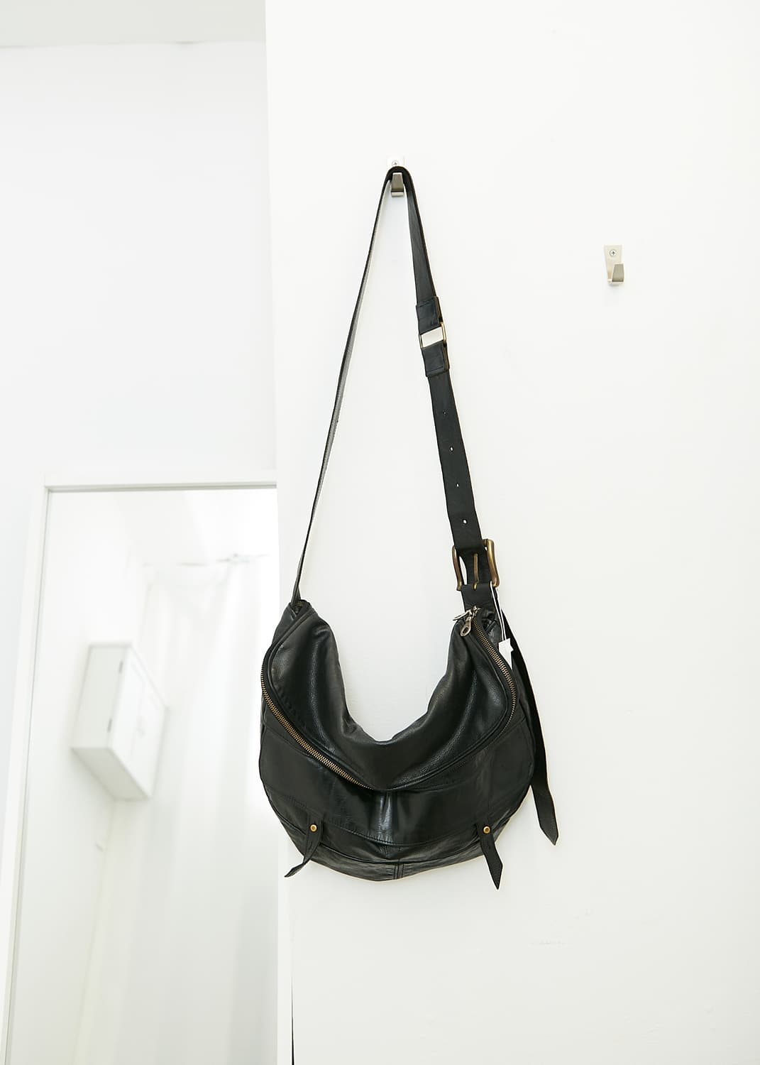 Leather Messenger Bag 상품이미지1