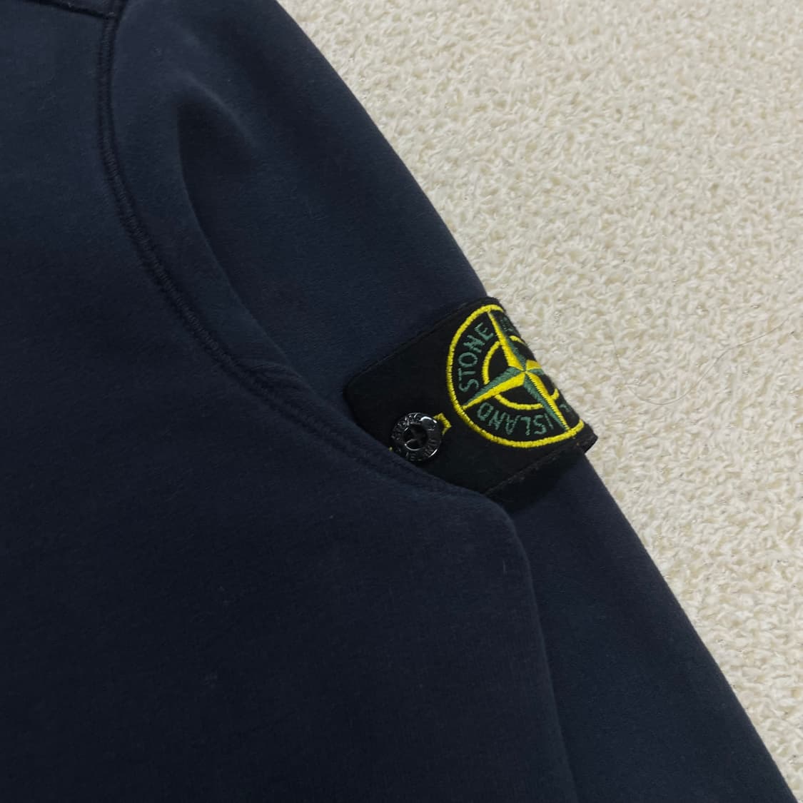 스톤아일랜드 와펜 패치 스웻 집업 네이비 상품이미지3