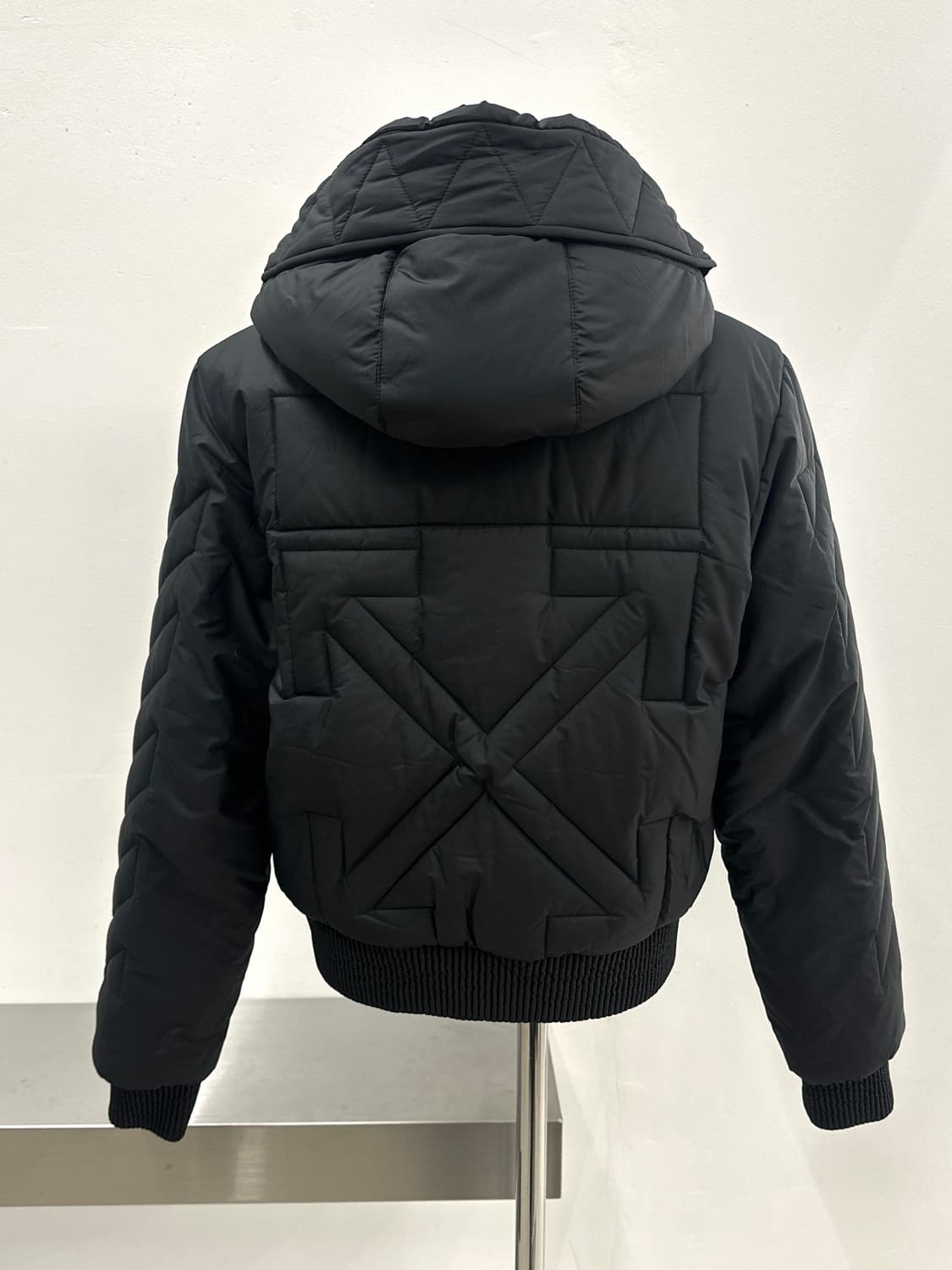 오프화이트 에로우 후드 숏 패딩  상품이미지3