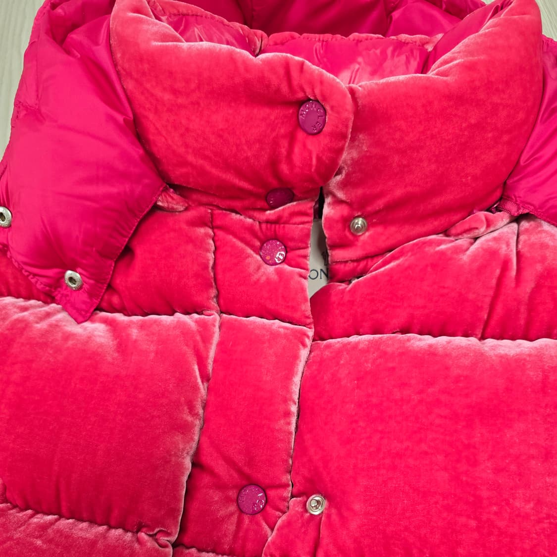몽클레어 여성 핑크 벨벳 숏 패딩 0사이즈 판매 상품이미지9