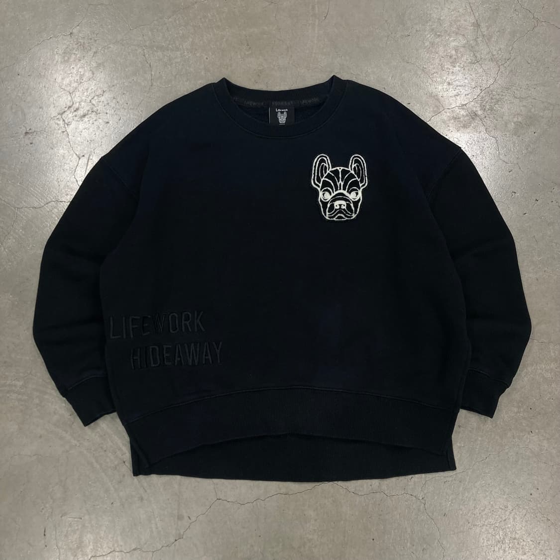 라이프워크 블랙 컬러 베이직 로고 맨투맨 상품이미지1