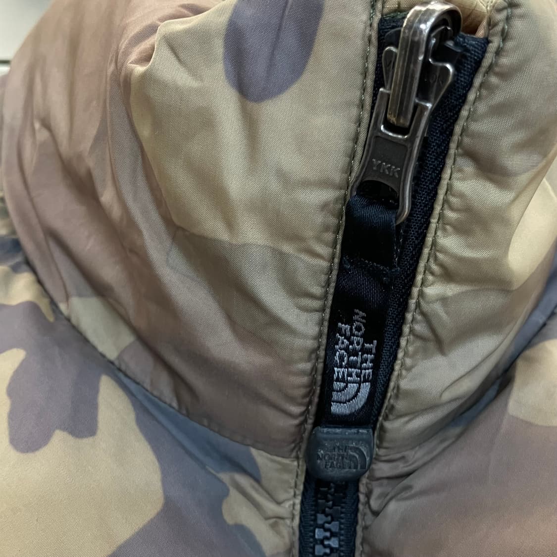 06's 노스페이스 700 카모플라쥬 센터 로고 눕시 다운 베스트 M 상품이미지5