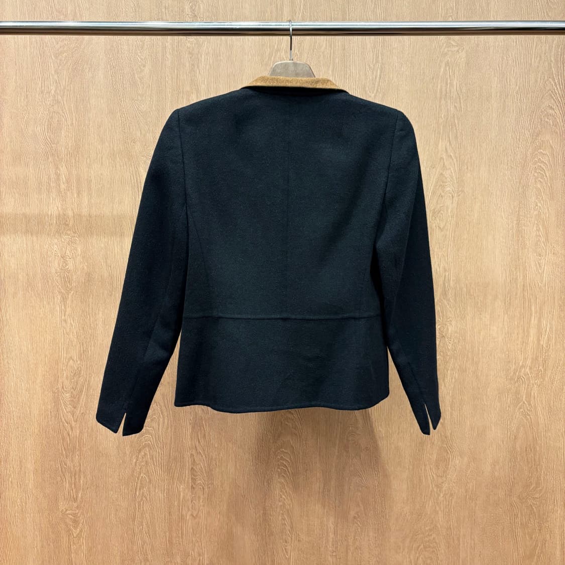 아크리스 테일러드 자켓 클래식 싱글 버튼 브라운 배색 카라 디테일 블랙 상품이미지3