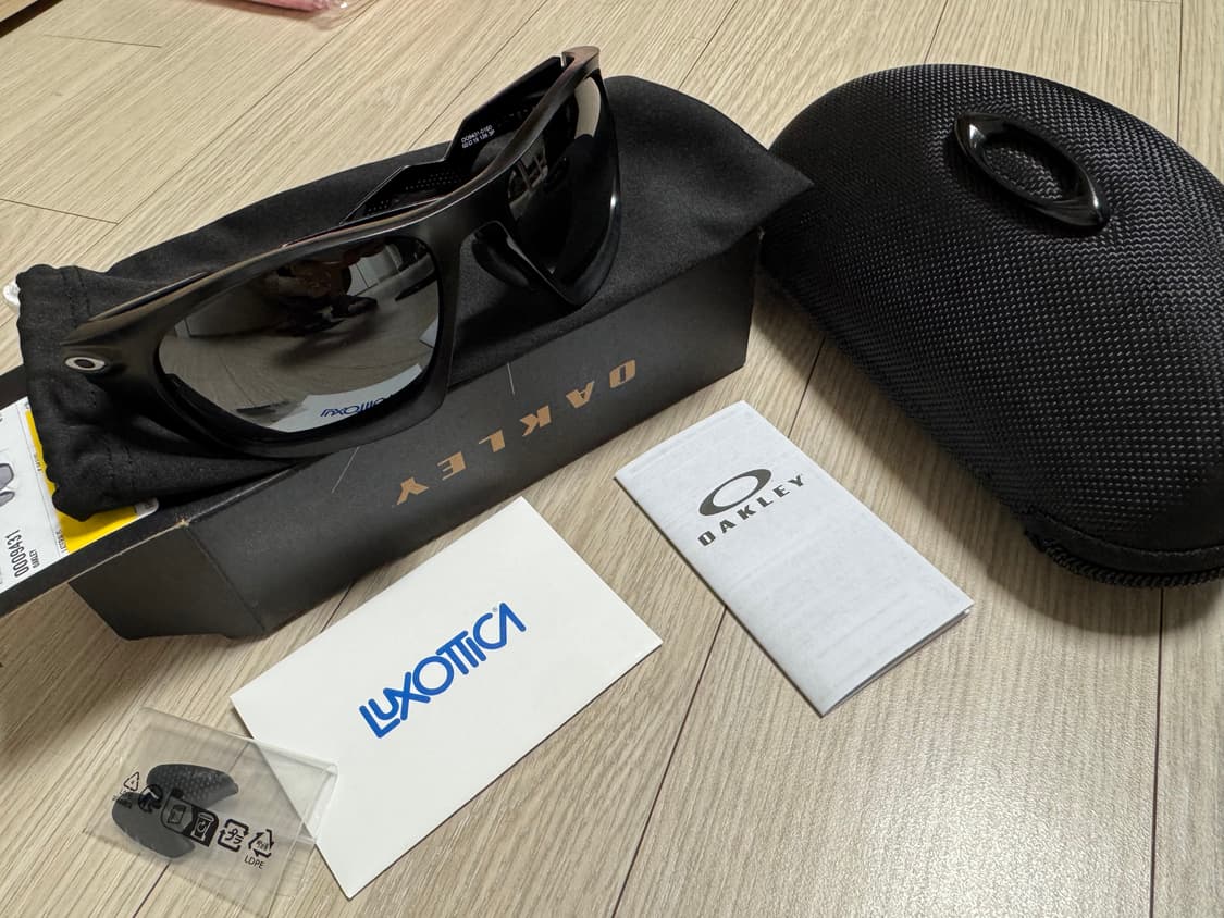 오클리 라테랄리스 매트블랙 편광렌즈 판매합니다 상품이미지1