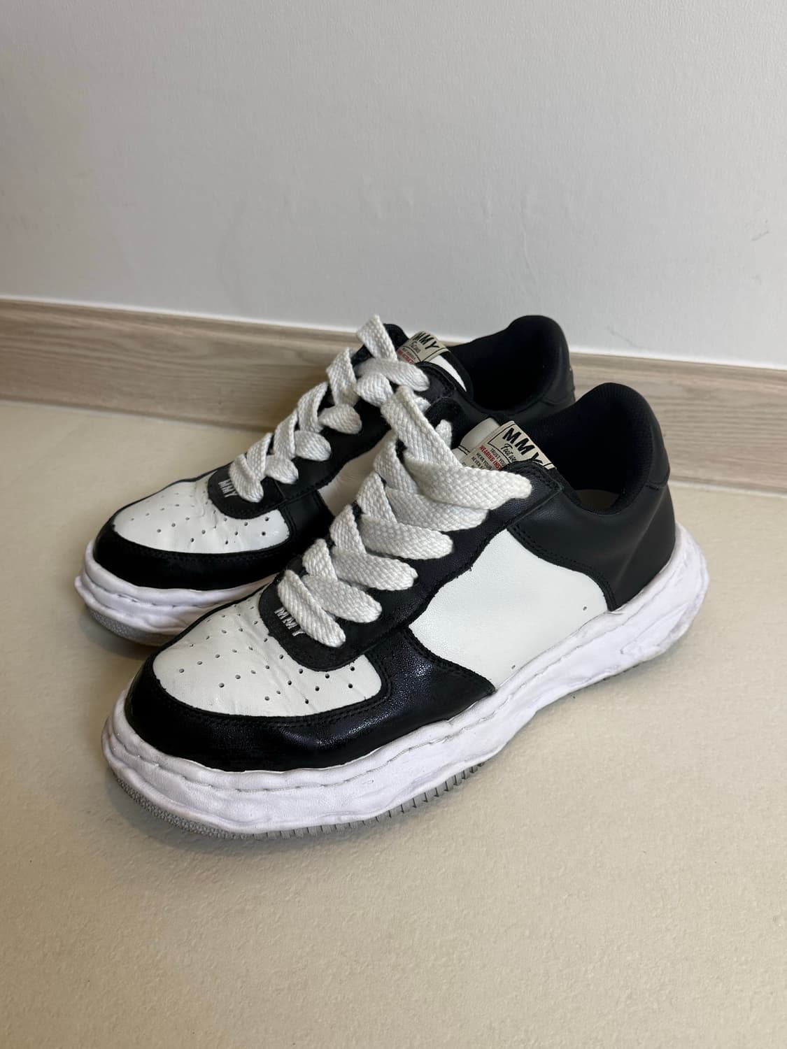 메종미하라 야스히로 로우탑 스니커즈 블랙 화이트 상품이미지1