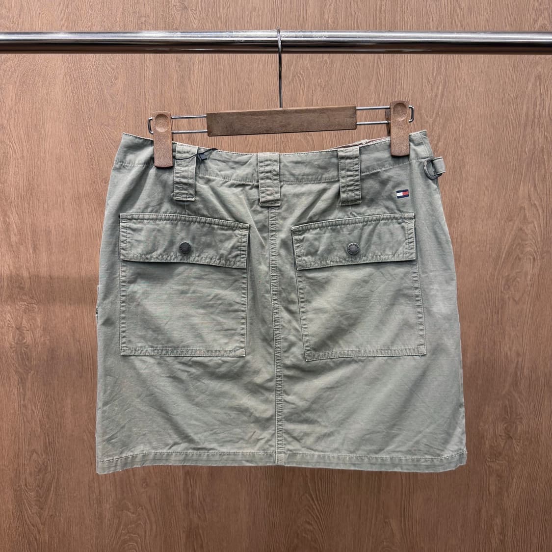타미힐피거 미니 스커트 지퍼 포켓 백 로고 자수 디테일 H라인 카키 상품이미지3