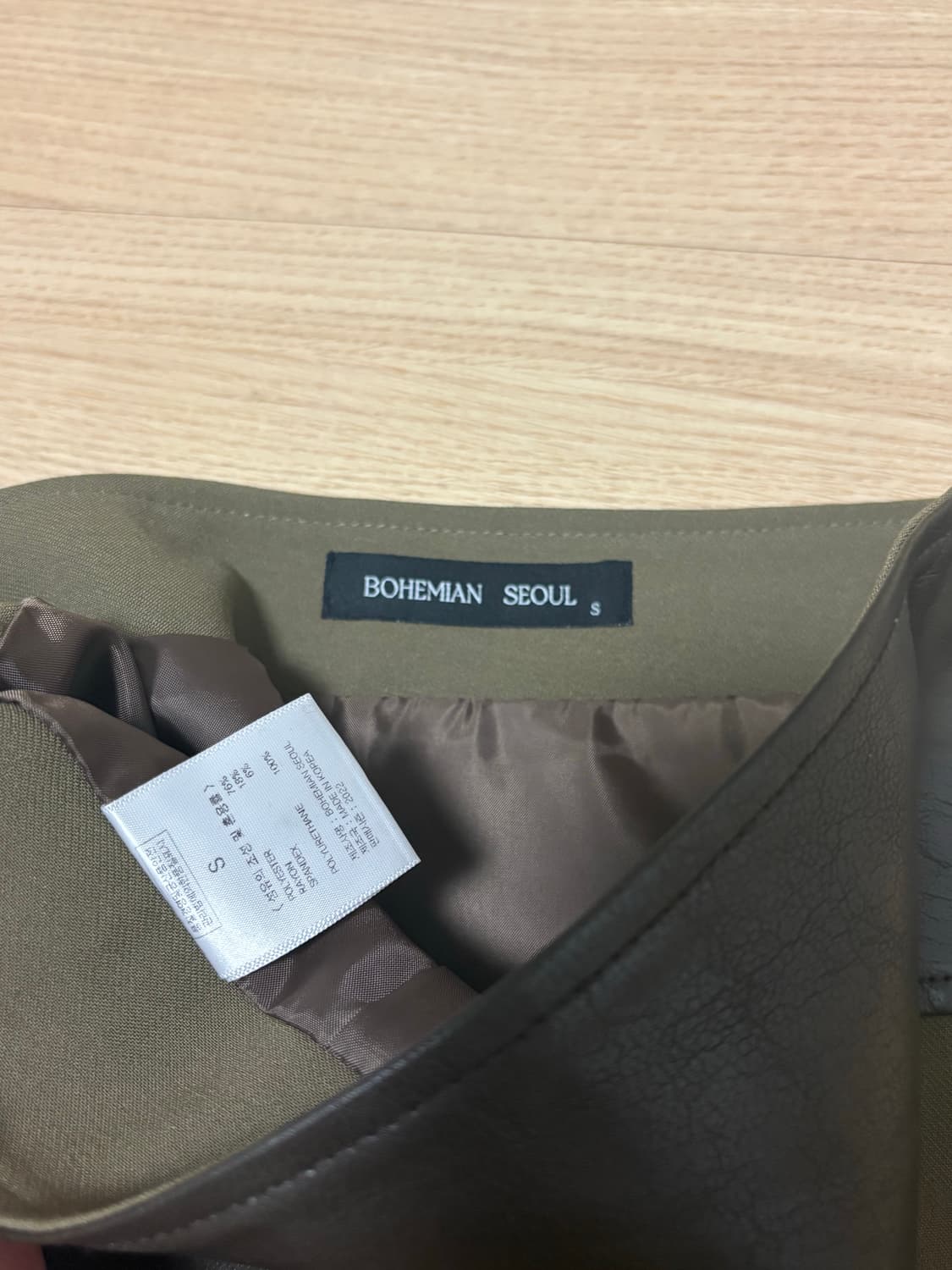 보헤미안서울 커브드 디테일 미니 스커트 카키 s 상품이미지4