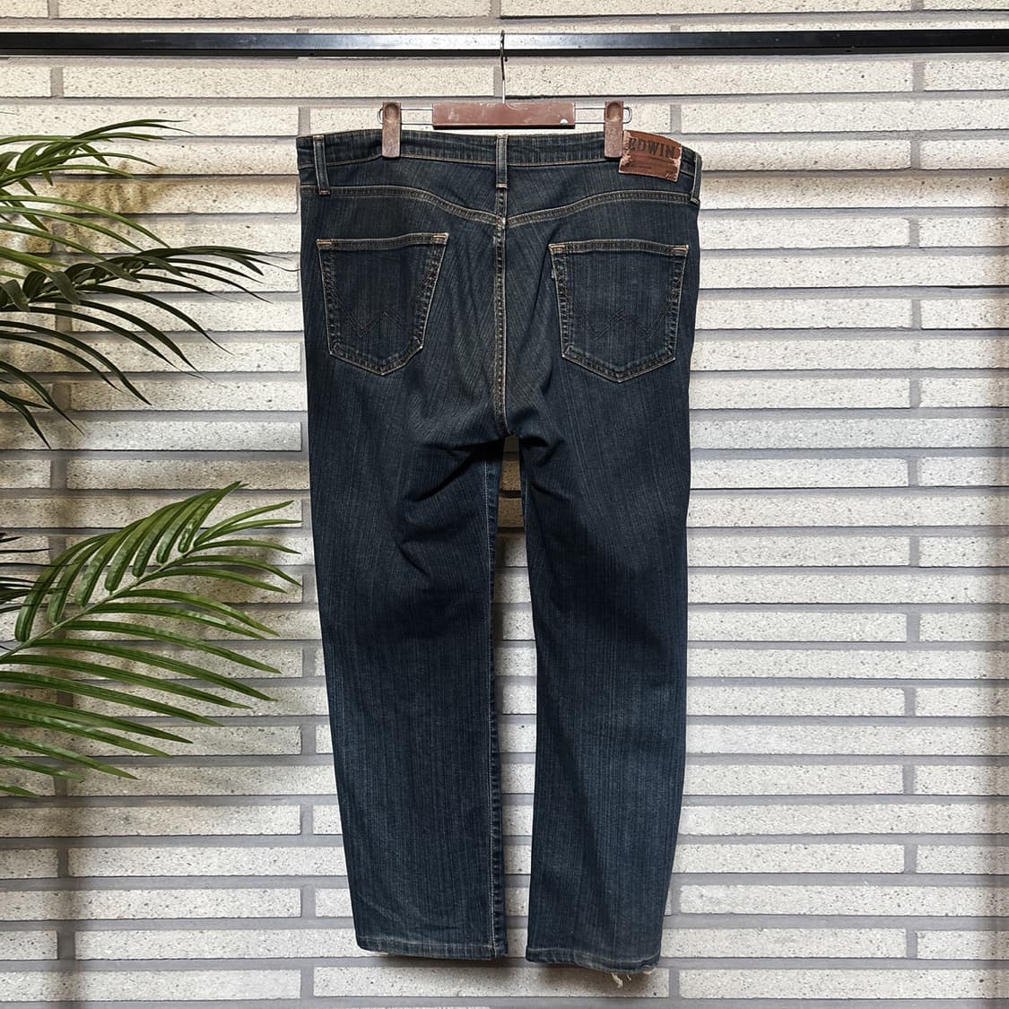 EDWIN 에드윈 스트레이트 인디고 데님팬츠 세로 슬럽 페이드 디테일 상품이미지3